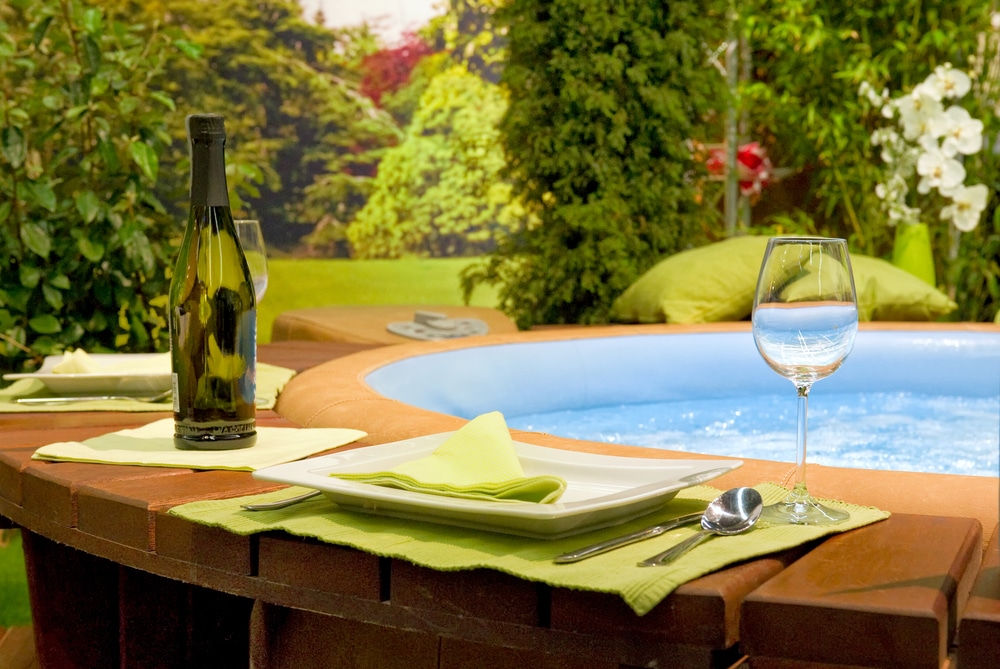 How to Decorate Around a Jacuzzi Tub