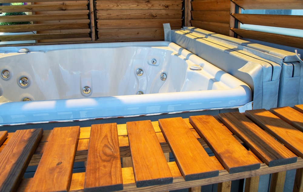 How to Decorate Around a Jacuzzi Tub